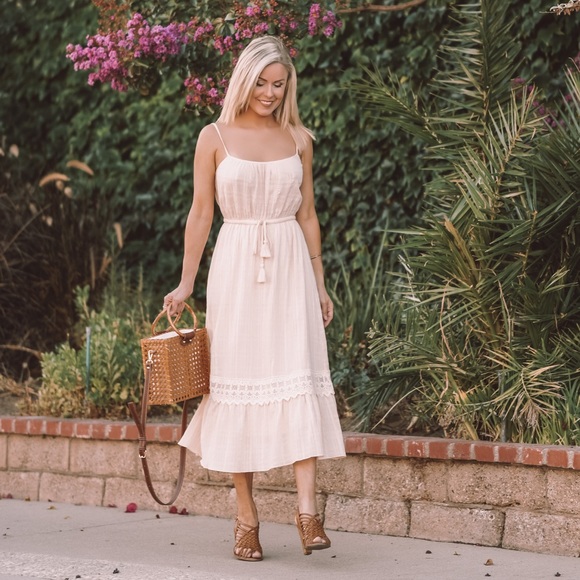 🌿 The Olivia Textured Crochet Lace Dress - Picture 2 of 8